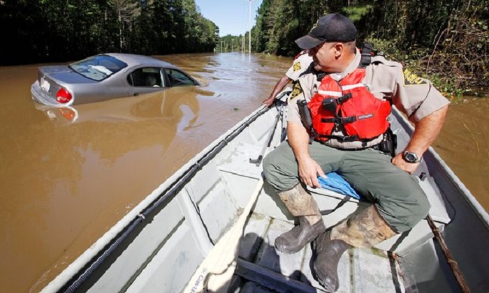 Hurricane Matthew kills 22 in US as flooding endangers North Carolina 